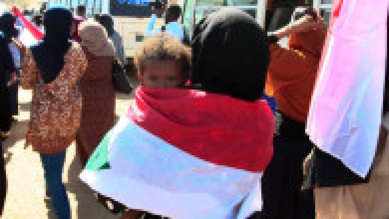Femeile sudaneze participă la un protest împotriva abuzurilor sexuale după ce ONU a spus că cel puțin 13 femei și fete au fost violate în timpul manifestațiilor anti-armată din Omdurman. Foto: Profimedia Images | Poza 2 din 7