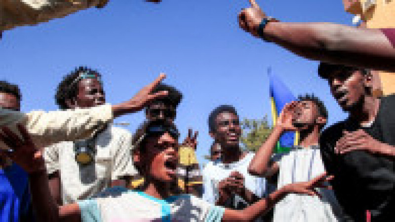 Protestatarii scandează împotriva armatei în sudul capitalei Sudanului, în cartierul Sahafa. Foto: Profimedia Images | Poza 1 din 7
