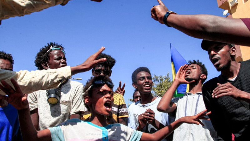 Protestatarii scandează împotriva armatei în sudul capitalei Sudanului, în cartierul Sahafa. Foto: Profimedia Images
