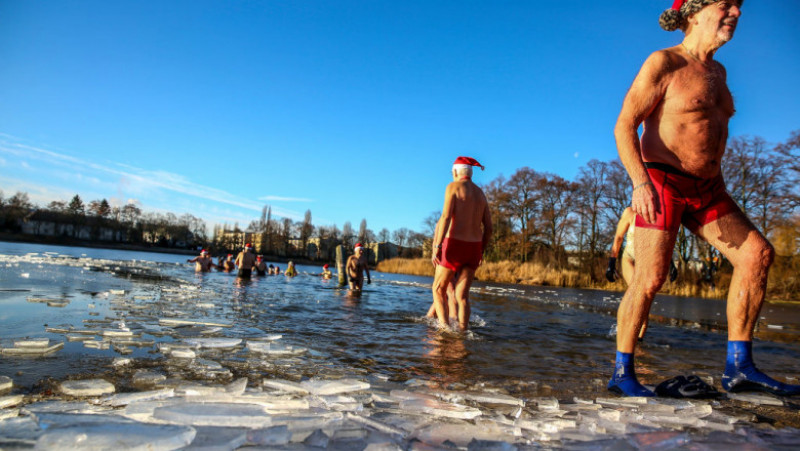 Un club de înotători din Berlin păstrează o tradiție populară în Germania: înotul în apa înghețată, în ziua de Crăciun. Foto: GettyImages