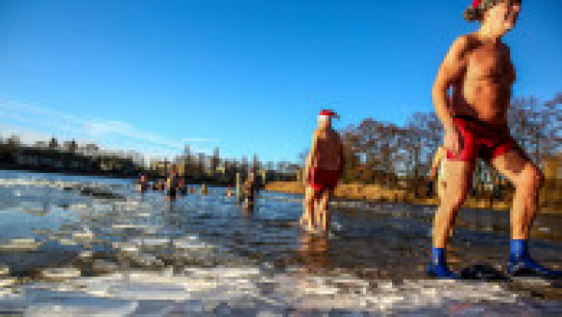 Un club de înotători din Berlin păstrează o tradiție populară în Germania: înotul în apa înghețată, în ziua de Crăciun. Foto: GettyImages | Poza 1 din 10