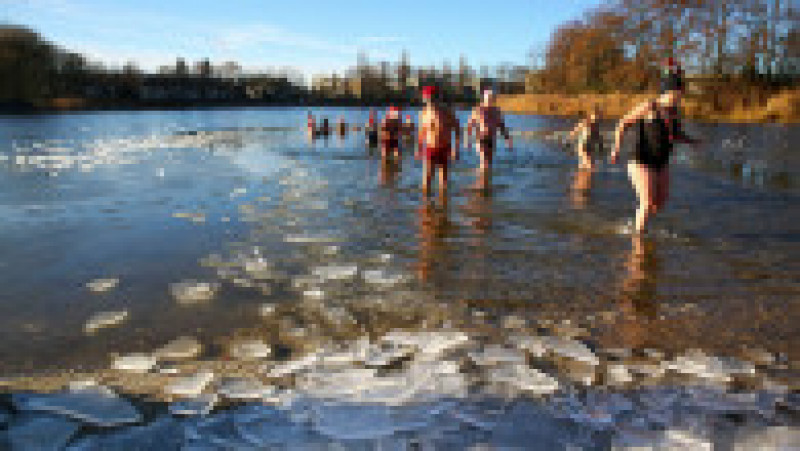 Un club de înotători din Berlin păstrează o tradiție populară în Germania: înotul în apa înghețată, în ziua de Crăciun. Foto: GettyImages | Poza 2 din 10