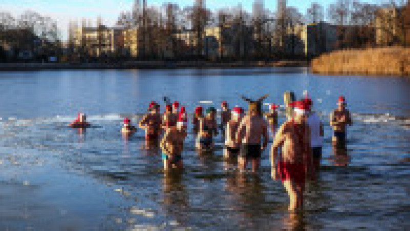 Un club de înotători din Berlin păstrează o tradiție populară în Germania: înotul în apa înghețată, în ziua de Crăciun. Foto: GettyImages | Poza 3 din 10