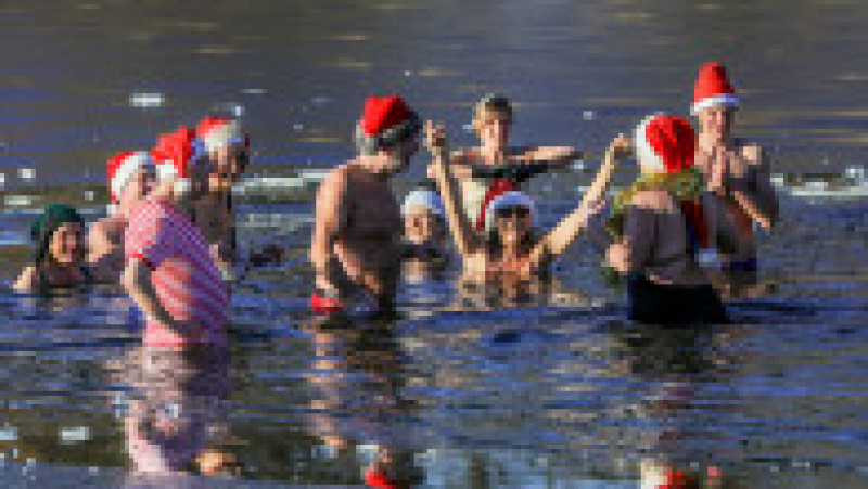Un club de înotători din Berlin păstrează o tradiție populară în Germania: înotul în apa înghețată, în ziua de Crăciun. Foto: GettyImages | Poza 9 din 10