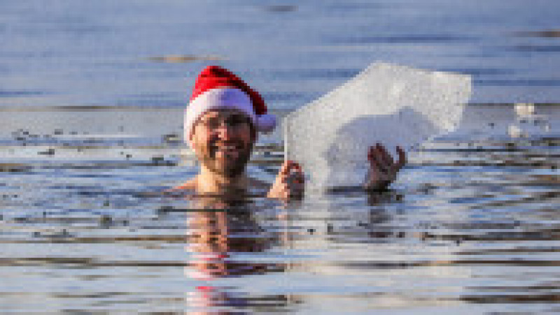 Un club de înotători din Berlin păstrează o tradiție populară în Germania: înotul în apa înghețată, în ziua de Crăciun. Foto: GettyImages | Poza 7 din 10