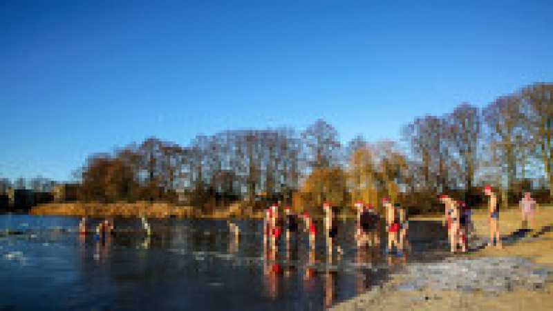 Un club de înotători din Berlin păstrează o tradiție populară în Germania: înotul în apa înghețată, în ziua de Crăciun. Foto: GettyImages | Poza 4 din 10
