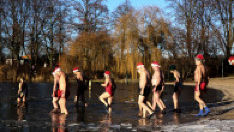 Un club de înotători din Berlin păstrează o tradiție populară în Germania: înotul în apa înghețată, în ziua de Crăciun. Foto: GettyImages | Poza 5 din 10