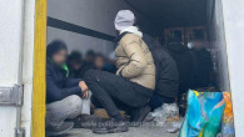 Migranți descoperiți ascunși într-un TIR de marfă la vama Nădlac. Foto: Poliția de Frontieră | Poza 2 din 3