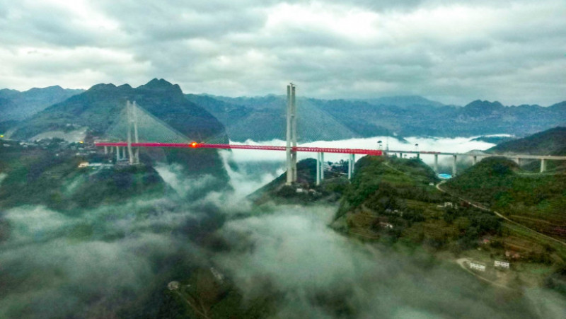 Beipanjiang, cel mai înalt pod din lume, care se ridică la 565 de metri deasupra râului FOTO: Profimedia Images