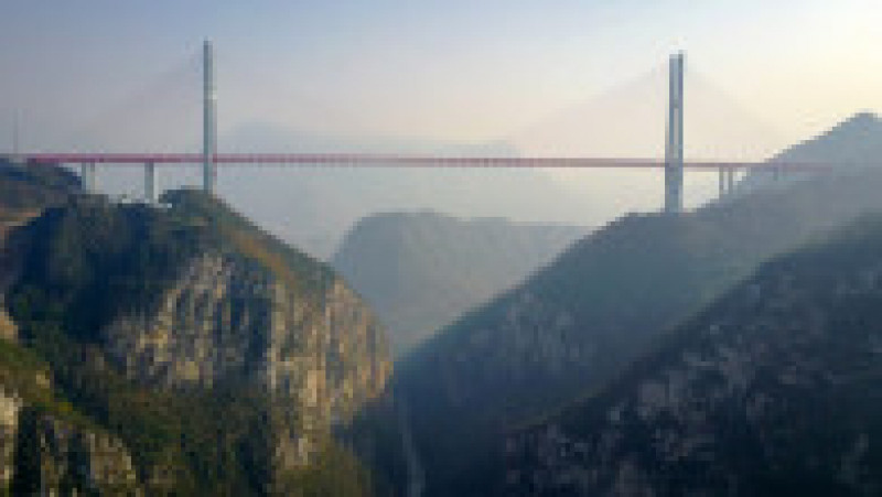 Beipanjiang, cel mai înalt pod din lume, care se ridică la 565 de metri deasupra râului FOTO: Profimedia Images | Poza 18 din 49