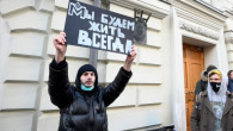 „Vom trăi veșnic”, scrie pe pancarta protestatarului din fața Curții Supreme a Rusiei Foto: Profimedia Images | Poza 1 din 11
