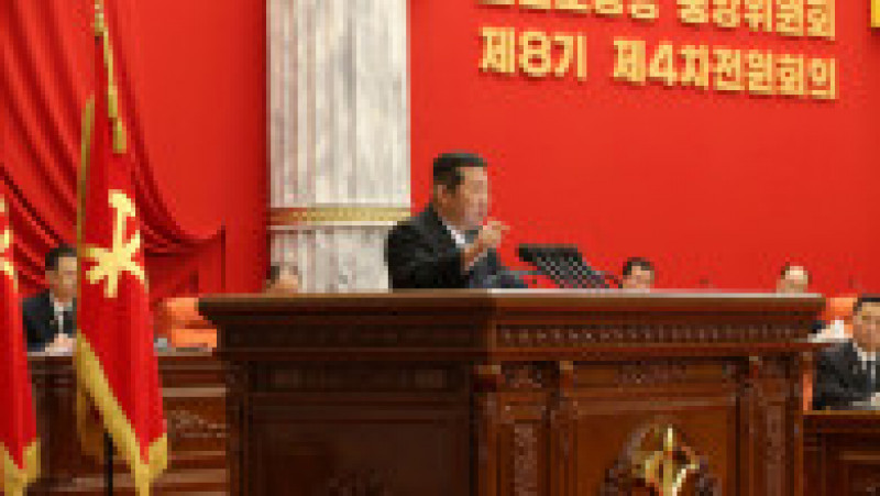 Kim Jong-un la reuniunea partidului de guvernământ din decembrie 2021 FOTO: KCNA | Poza 2 din 8