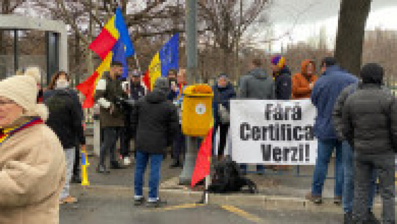 Membri și susținători AUR protestează la Parlament față de adoptarea certificatului verde. Foto: Digi24.ro | Poza 17 din 21