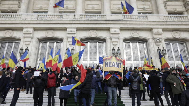 Protestatarii AUR au intrat în curtea Parlamentului. Foto: INQUAM Photos/George Călin