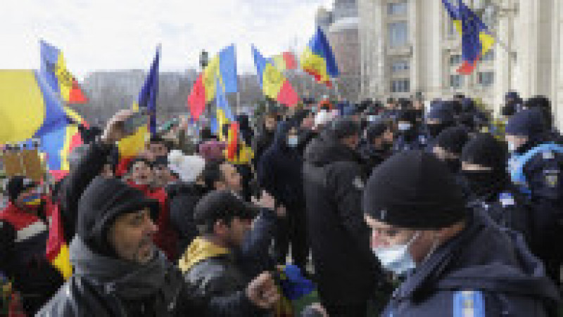 Protestatarii AUR au intrat în curtea Parlamentului. Foto: INQUAM Photos/George Călin | Poza 2 din 21
