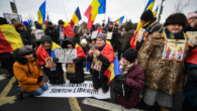 Protestatari AUR, îngenunchiați și cu icoane în mâini. Foto: Profimedia Images | Poza 2 din 5