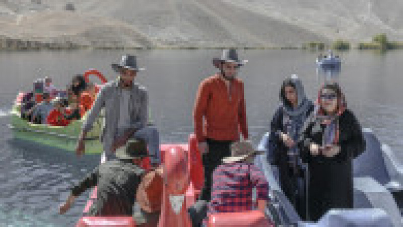 Oameni în parcul Band-e-Amir. Sursa foto: Profimedia Images | Poza 33 din 42