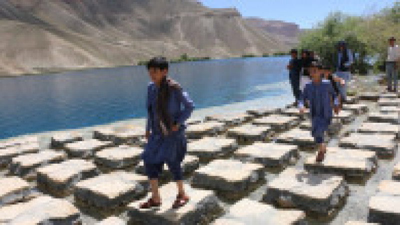 Oameni în parcul Band-e-Amir. Sursa foto: Profimedia Images | Poza 14 din 42