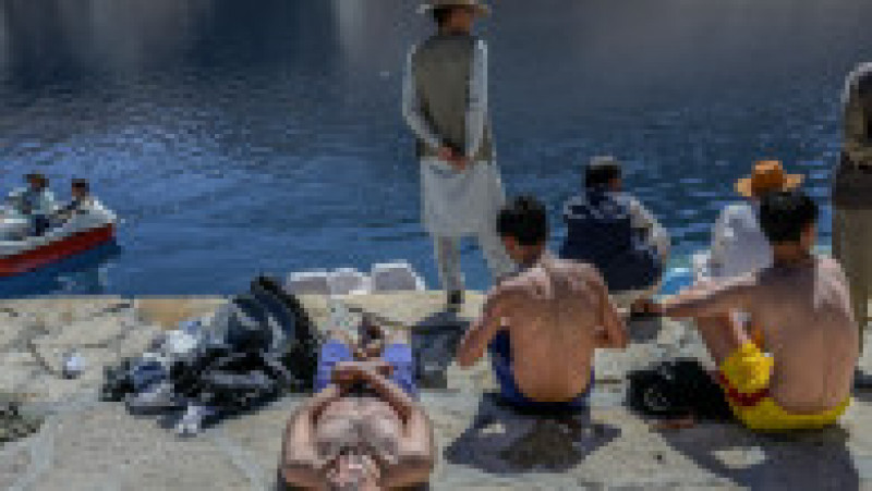 Oameni în parcul Band-e-Amir. Sursa foto: Profimedia Images | Poza 10 din 42