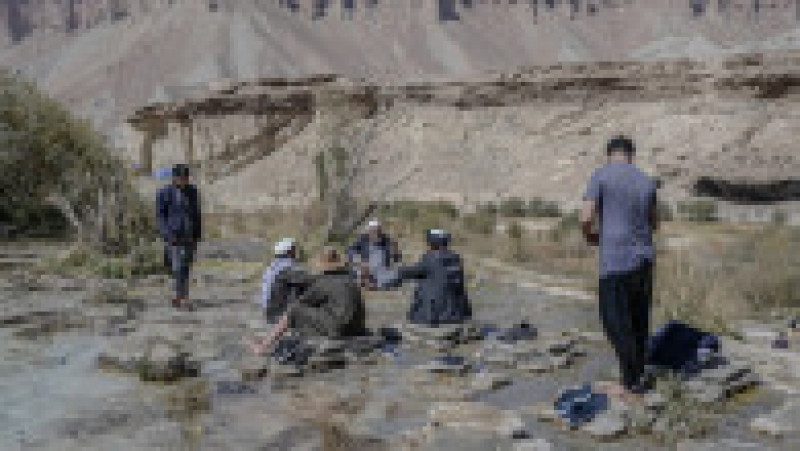 Oameni în parcul Band-e-Amir. Sursa foto: Profimedia Images | Poza 12 din 42