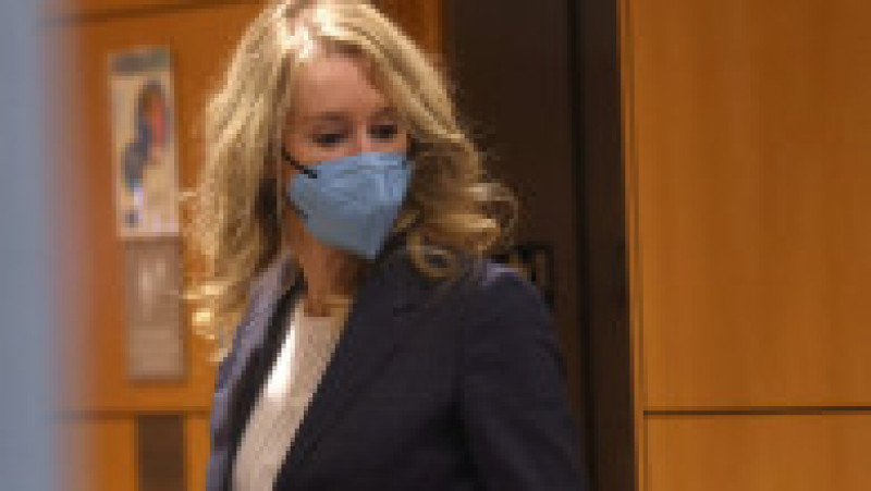 Elizabeth Holmes trece prin punctul de securitate al tribunalului din San Jose Foto: Profimedia Images | Poza 10 din 30