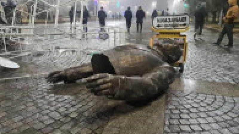 Statuia fostului șef al statului a fost dărâmată de protestatari | Poza 1 din 24