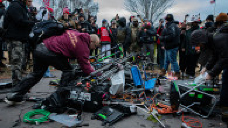 Manifestanții pro-Trump au distrus echipamentele jurnaliștilor veniți să relateze despre violențele de la Congres. Foto: Profimedia Images | Poza 29 din 49