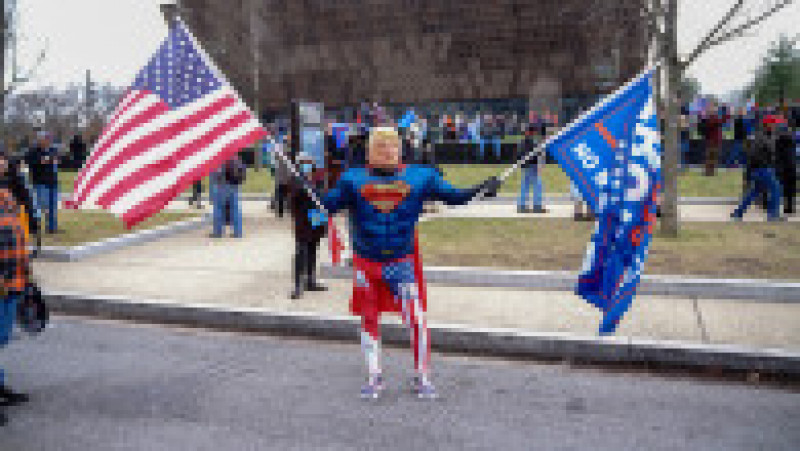 Un fan este îmbrăcat în Donald Trump. Foto: Profimedia Images | Poza 21 din 49
