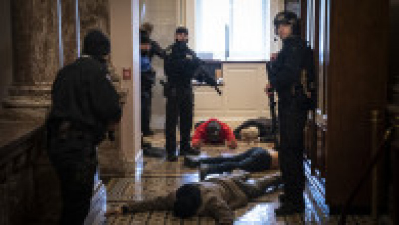 Persoanele care au intrat în clădirea Congresului SUA au fost aliniate la podea de către forțele de securitate. Foto: Profimedia Images | Poza 5 din 49