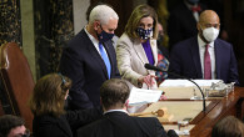 Mike Pence și președintele Camerei Reprezentanților, Nancy Pelosi, în timpul ședinței de ratificare a rezultatelor prezidențiale. Foto: Profimedia Images | Poza 17 din 49