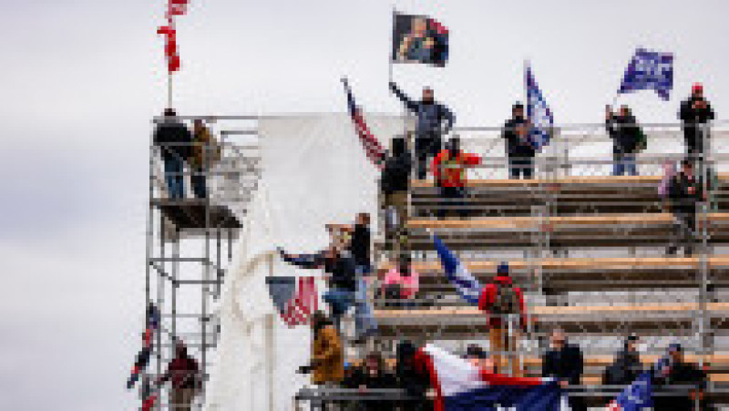 Fanii lui Trump au luat cu asalt Capitoliul american. Foto: Profimedia Images | Poza 12 din 49