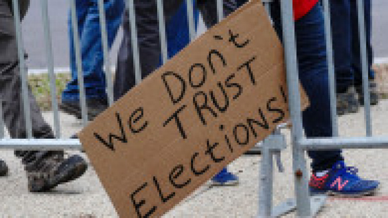 O altă pancartă pe care manifestanții nu au încredere în alegeri. Foto: Profimedia Images | Poza 37 din 49