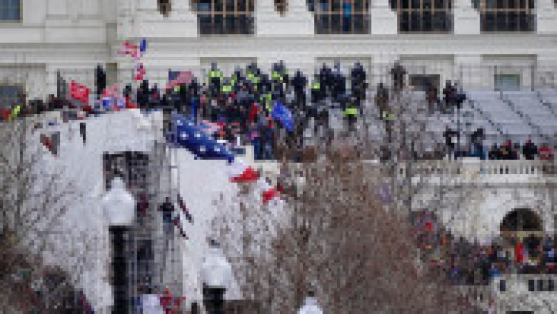 Suporterii lui Donald Trump au intrat cu forța în clădirea Capitolului. Foto: Profimedia Images | Poza 39 din 49