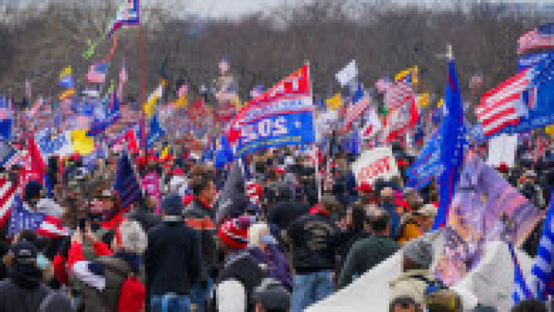 Capitoliul atacat de cetățeni americani încurajați de un președinte care încearca să răstoarne rezultatul legal și legitim al alegerilor prezidențiale. Foto: Profimedia Images | Poza 44 din 49