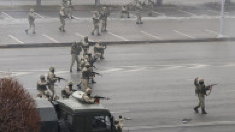 Armata intervine în Almat, unde au loc proteste de amploare. Foto: Profimedia | Poza 15 din 24
