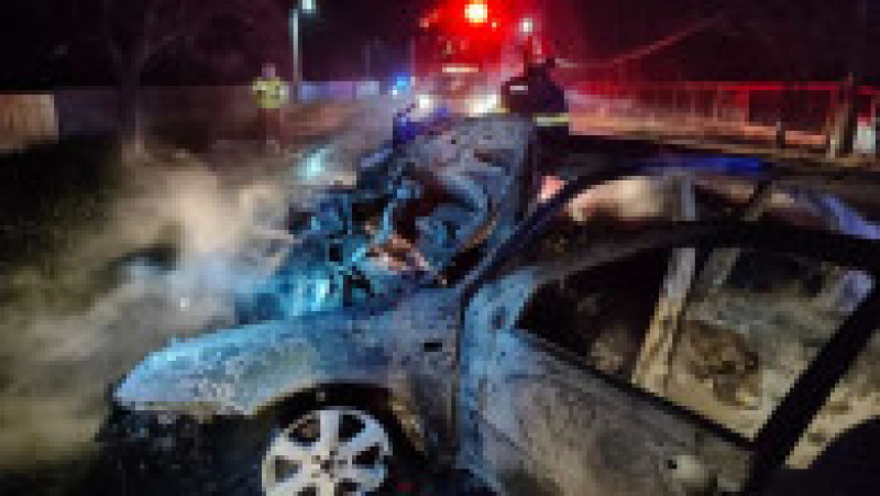 O tânără de 21 de ani a fost salvată în ultima clipă dintr-o mașină în flăcări. FOTO: ISU Galați | Poza 1 din 4