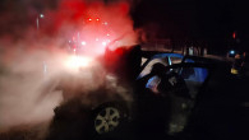 O tânără de 21 de ani a fost salvată în ultima clipă dintr-o mașină în flăcări. FOTO: ISU Galați | Poza 2 din 4