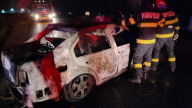 O tânără de 21 de ani a fost salvată în ultima clipă dintr-o mașină în flăcări. FOTO: ISU Galați | Poza 4 din 4