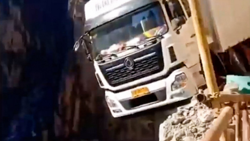 Camion suspendat pe o stâncă la peste 300 de metri, în China. Foto: Profimedia images