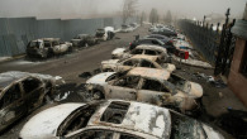 Maşini distruse şi incendiate în oraşul Almatî, Kazahstan. Foto: Profimedia Images | Poza 16 din 24