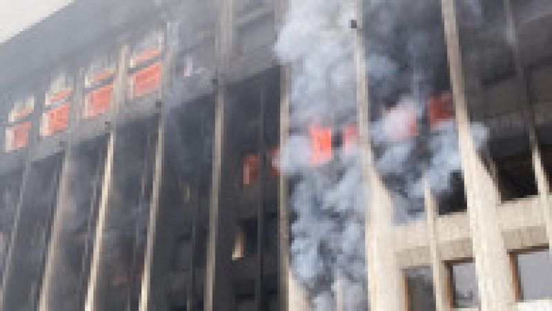 Clădirea primăriei din Almatî a fost incendiată de protestatari. Foto: Profimedia Images | Poza 2 din 24