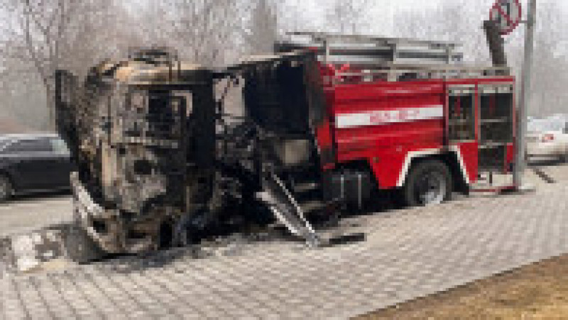 Maşină de pompieri incendiată, pe o stradă din Almatî, Kazahstan. Foto: Profimedia Images | Poza 20 din 24