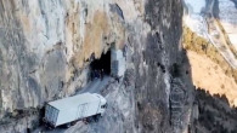 Camion suspendat pe o stâncă la peste 300 de metri, în China. Foto: Profimedia images | Poza 2 din 7