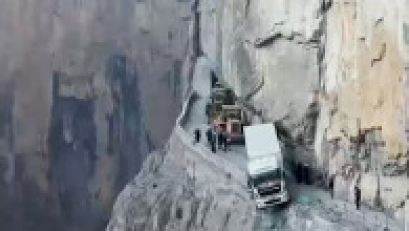 Camion suspendat pe o stâncă la peste 300 de metri, în China. Foto: Profimedia images | Poza 5 din 7