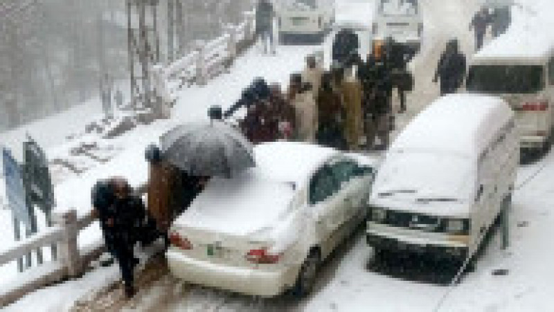 Mii de mașini au rămas blocate în zăpadă pe drumurile spre stațiunea Murree din Pakistan. Foto: Profimedia Images | Poza 5 din 6