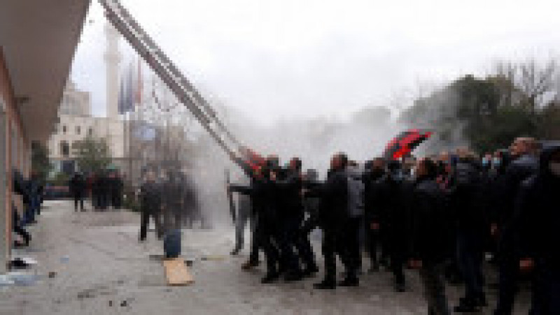 Violențe la sediul Partidului Democrat din Albania Foto: Profimedia Images | Poza 2 din 11