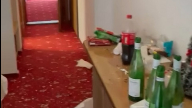 Mai mulți turişti care s-au cazat într-o cameră de hotel din Slănic Moldova au lăsat dezastru în urma lor. FOTO: Captură Facebook