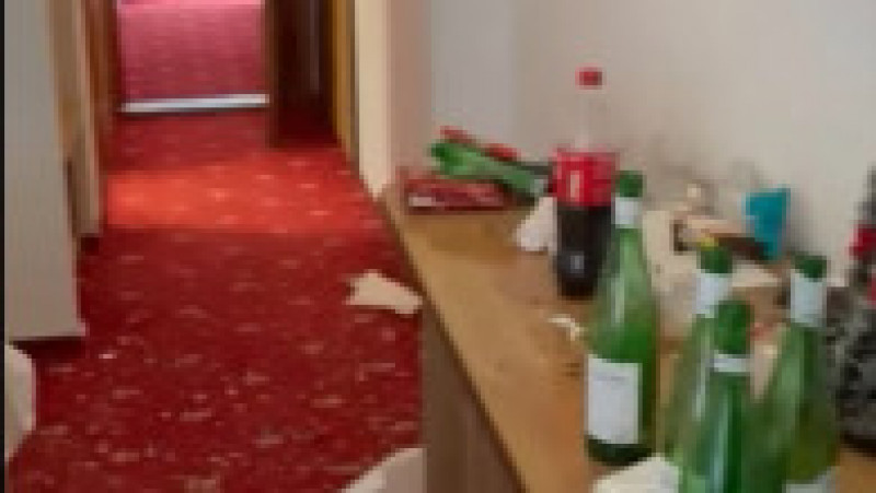 Mai mulți turişti care s-au cazat într-o cameră de hotel din Slănic Moldova au lăsat dezastru în urma lor. FOTO: Captură Facebook | Poza 1 din 5