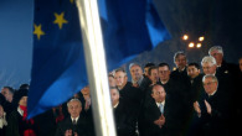 Președintele Traian Băsescu, președintele Parlamentului European Josep Borrell și ministrul de Externe al Germaniei Frank-Walter Steinmeier participă la ceremonia oficială de ridicare a steagului UE la Palatul Victoria (31 decembrie 2006).
Foto: Profimedia Images | Poza 5 din 9