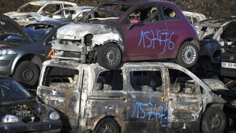 Aproape 900 de mașini au fost incendiate în Franța în noaptea de Anul Nou Foto: Profimedia Images
